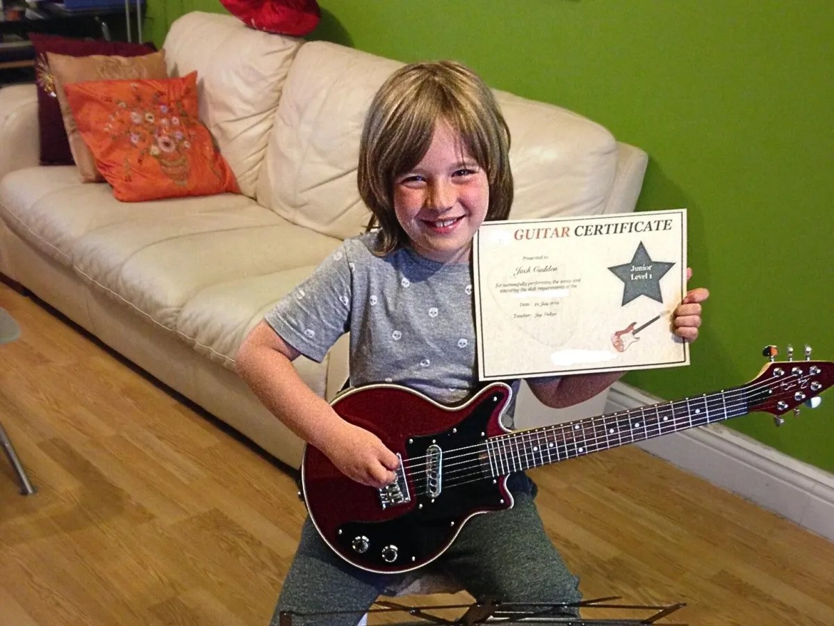 Beginner Guitar Lessons Junior (7 to 12 years old)