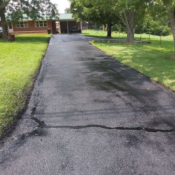 Knoxville Asphalt Install asphalt in Driveway
