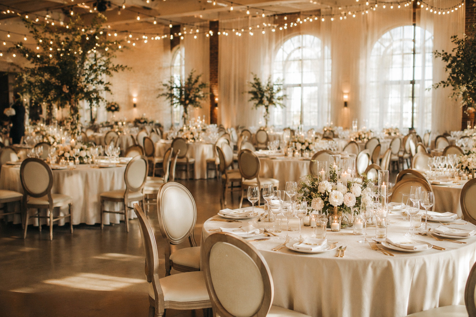 Mireasă calculând bugetul de nuntă pentru 100 de invitați — Wedding Direction