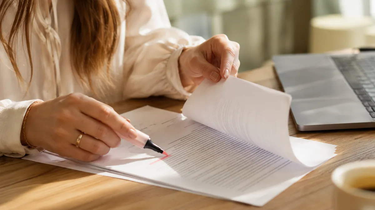 Listă cu costurile ascunse ale nunții — contract și calcule pe masa de planificare