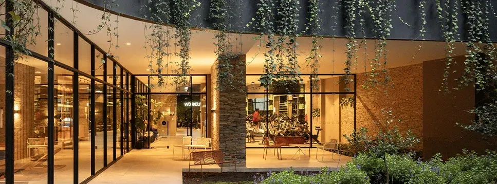 Terrazas con vegetación y conexión directa con la naturaleza