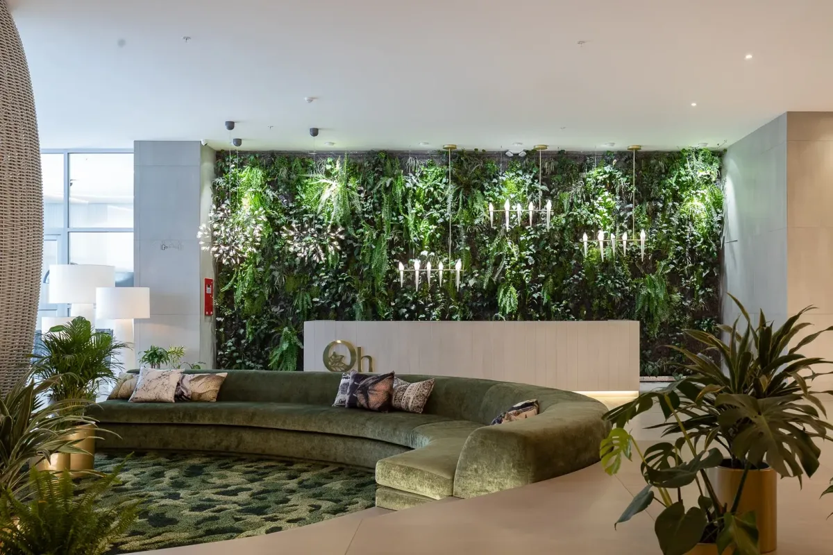 Terrazas con vegetación y conexión directa con la naturaleza