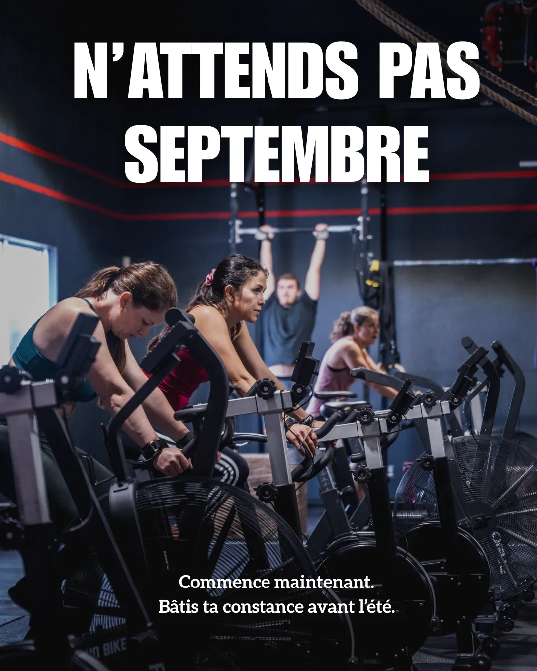 Groupe d’adultes motivés qui s’entraînent le matin dans un centre d’entraînement fonctionnel au printemps.