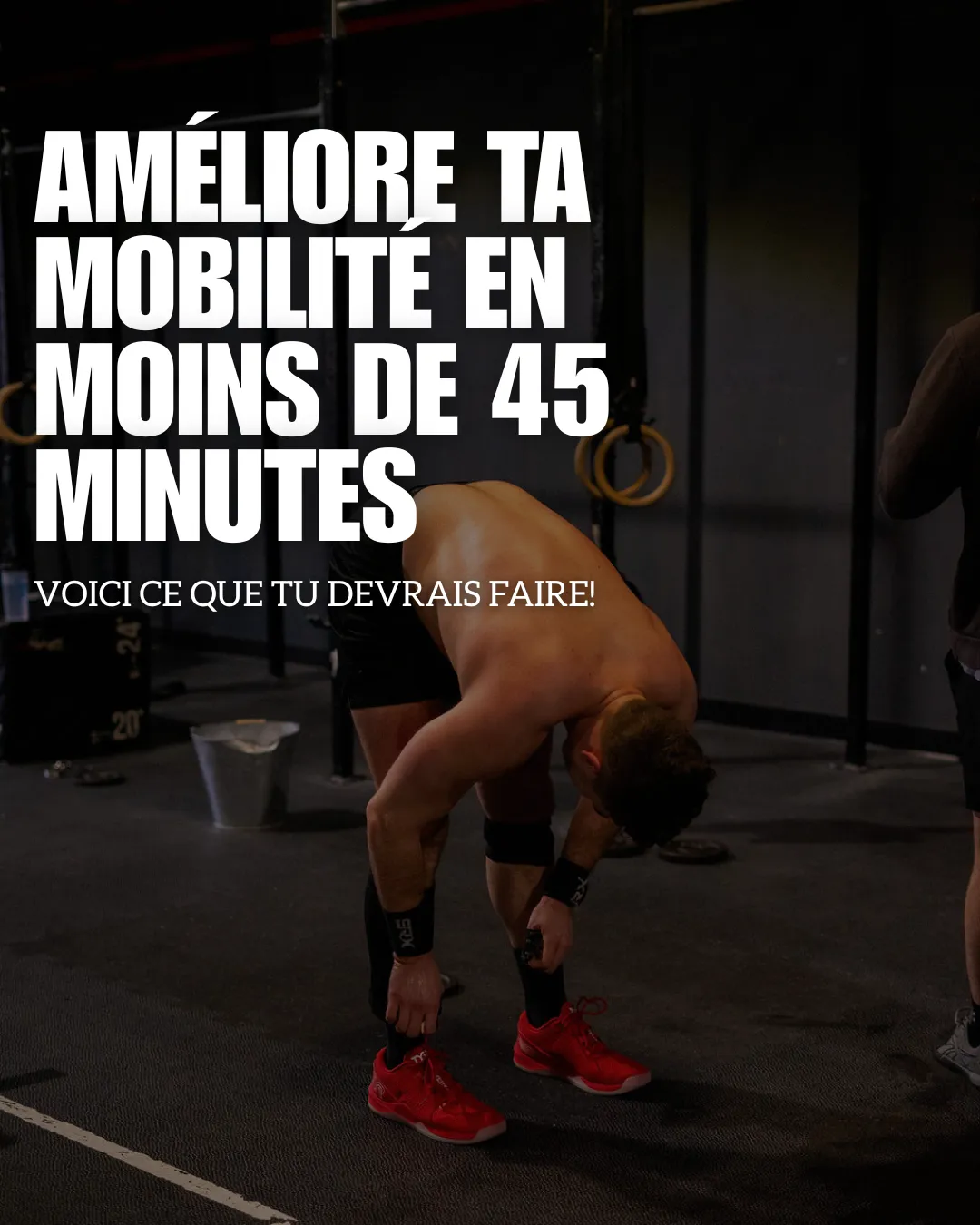 Athléte qui fait de la mobilité avant un entraînement pour s'assurer de performer sans se blesser et être en contrôle.