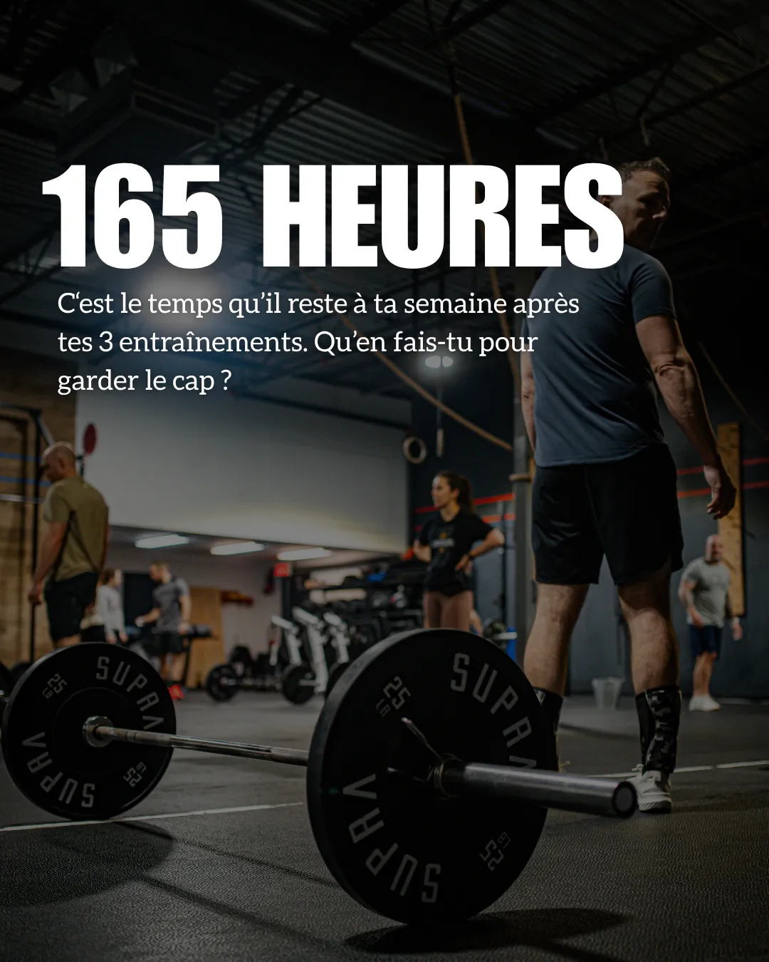 Adulte actif marchant à l’extérieur pendant sa journée pour compléter ses entraînements réguliers et réduire le temps passé assis.