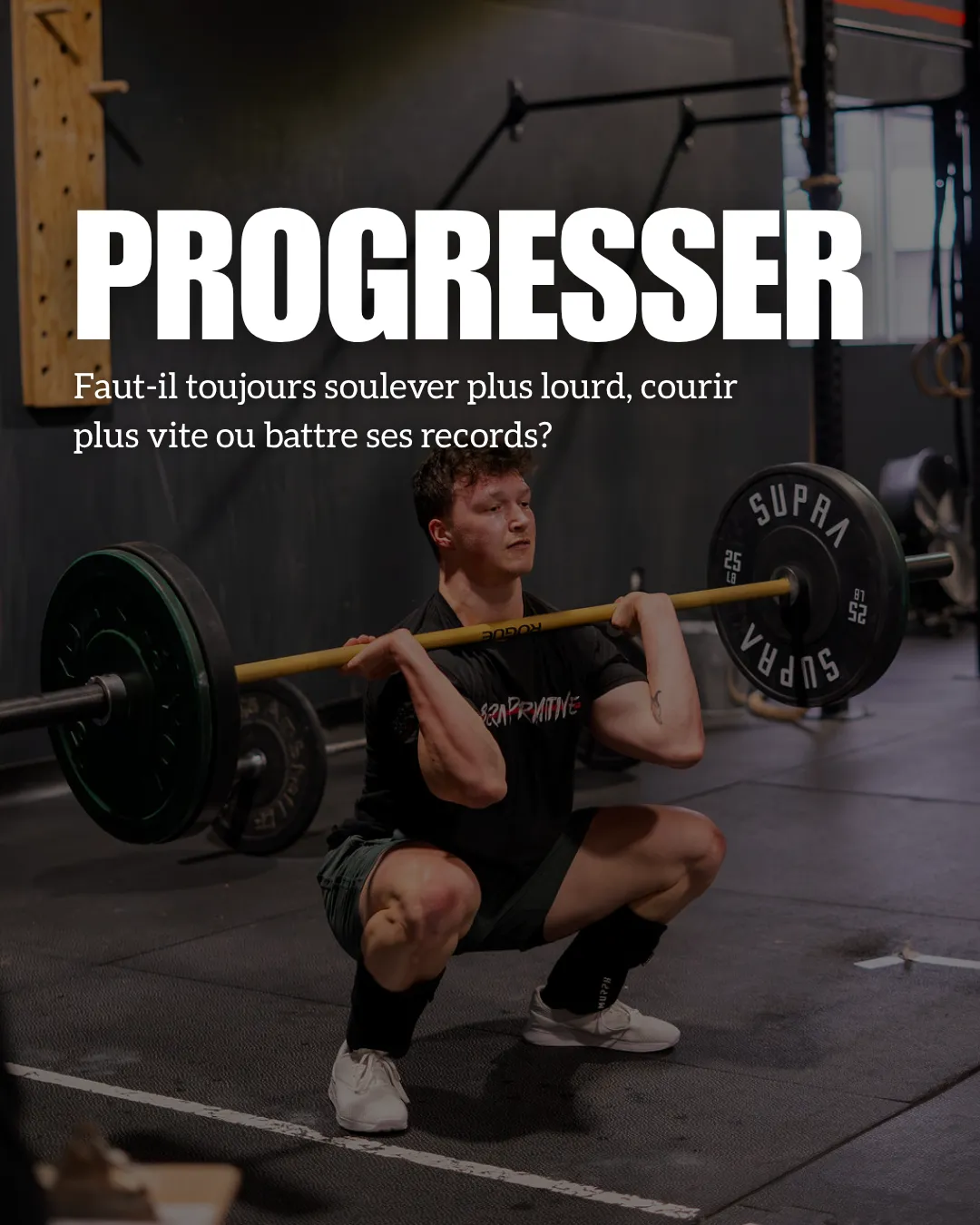 Adulte réalisant un entraînement encadré avec une charge adaptée, illustrant une progression durable basée sur la constance plutôt que sur les records.