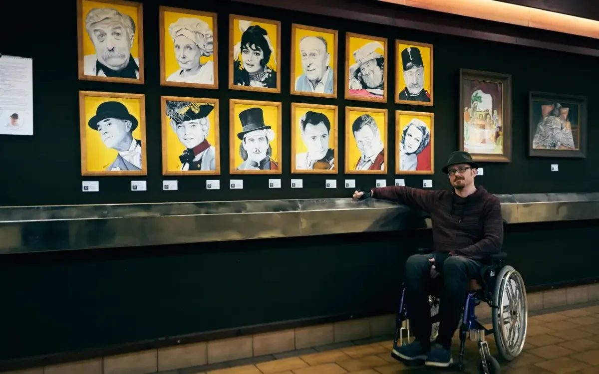 Ondra v posteli s vozíkem