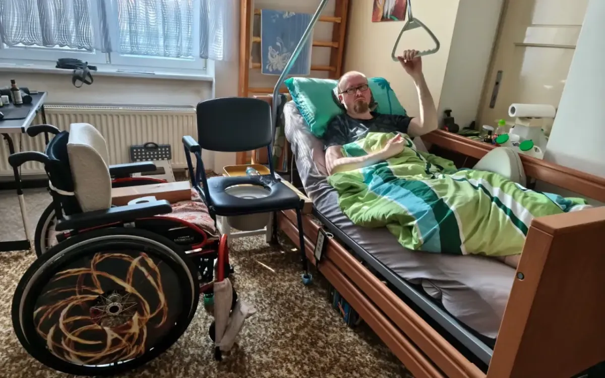 Ondra v posteli s vozíkem