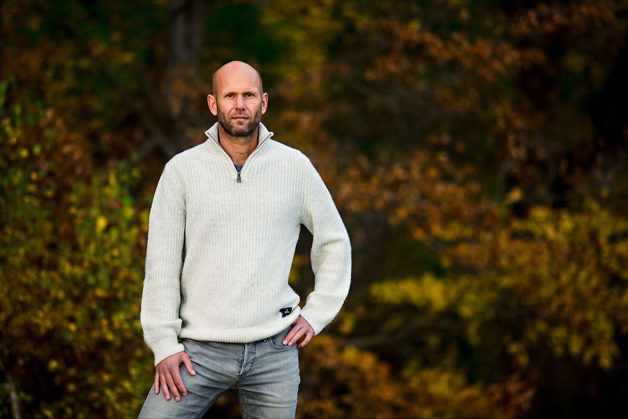 Foto van Guido Wernink met zijn hand op zijn heup