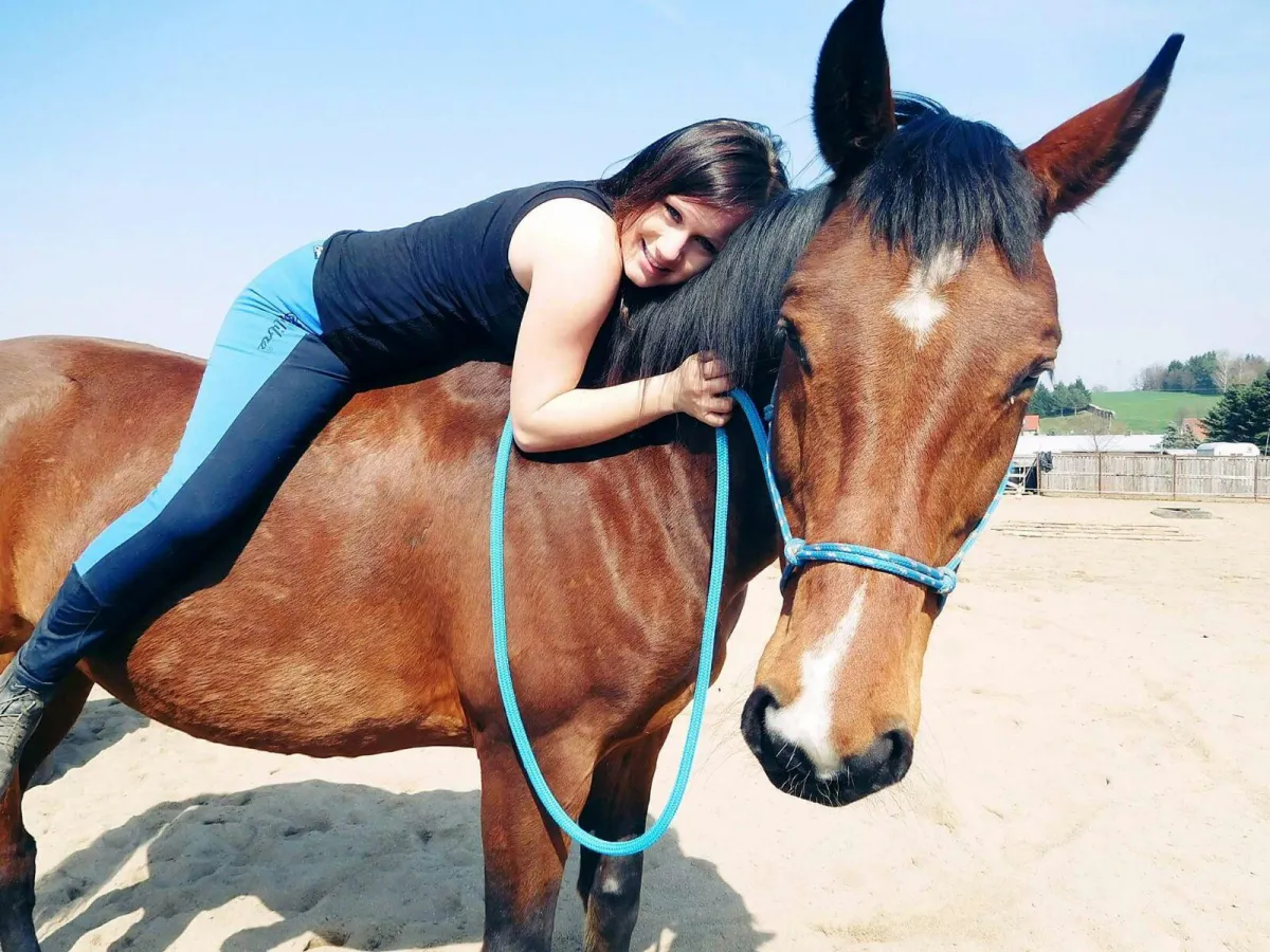 Sandra Kaufer sizt auf Luca