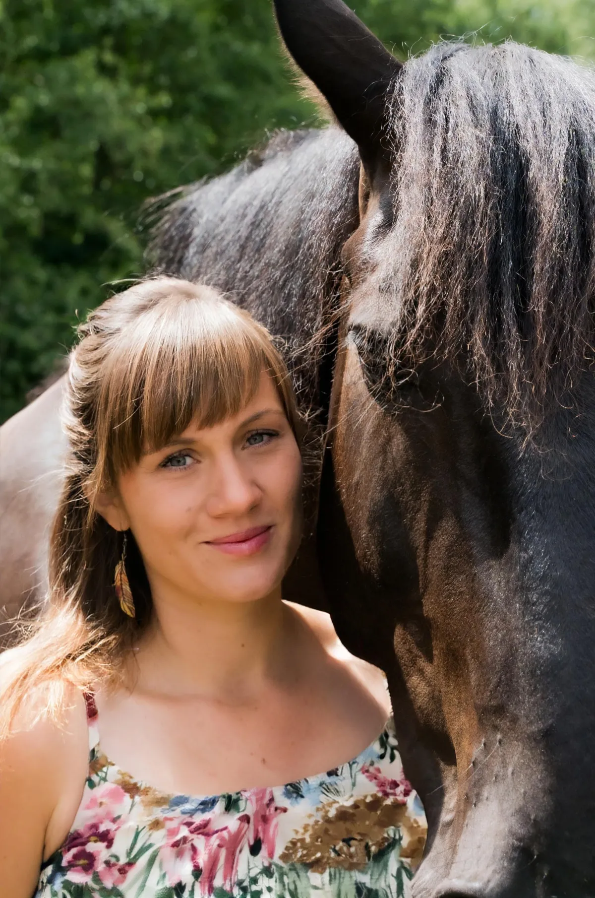 Sandra Kaufer mit zwei Pferden