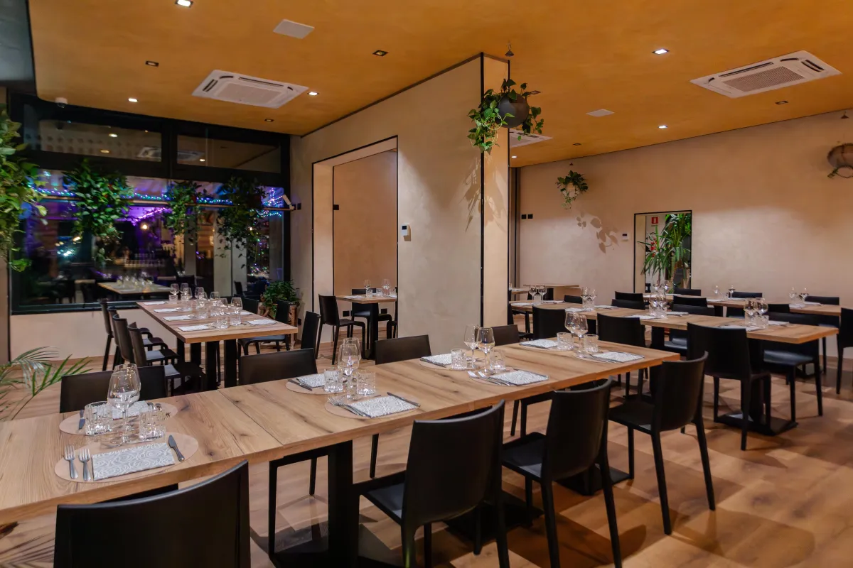 Elegante sala ristorante italiano con mise en place