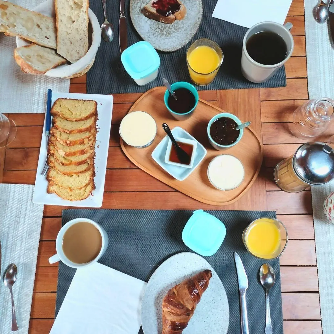 petit déjeuner maison avec confiture jus de fruits yaourt viennoiseries