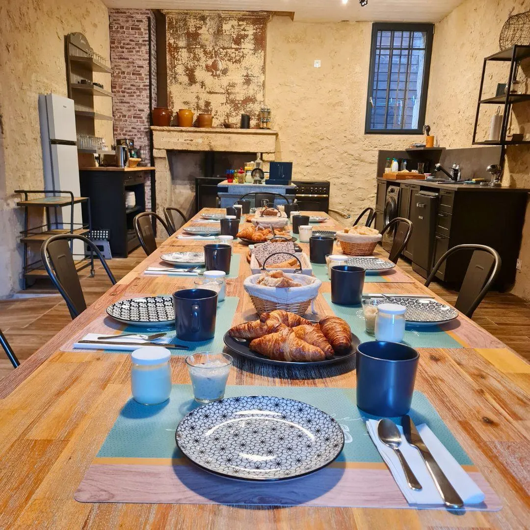 gîte grande cuisine conviviale équipée lave-vaisselle, réfrigérateur, machine à laver