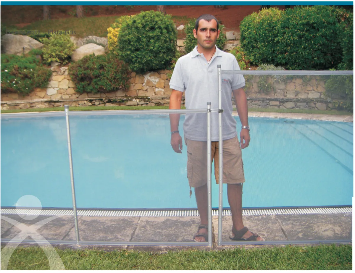 Hombre de pie junto a una piscina protegida con una valla de seguridad Babysecur, mostrando las diferentes alturas en un diseño resistente y eficaz para la seguridad infantil.