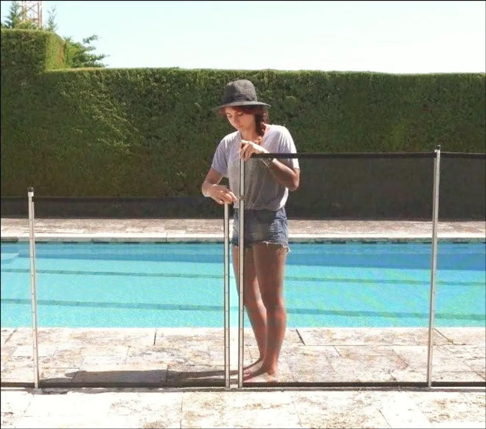 Mujer comparando las dos alturas de una valla de seguridad desmontable junto a una piscina, mostrando la facilidad y practicidad de las soluciones de Babysecur.