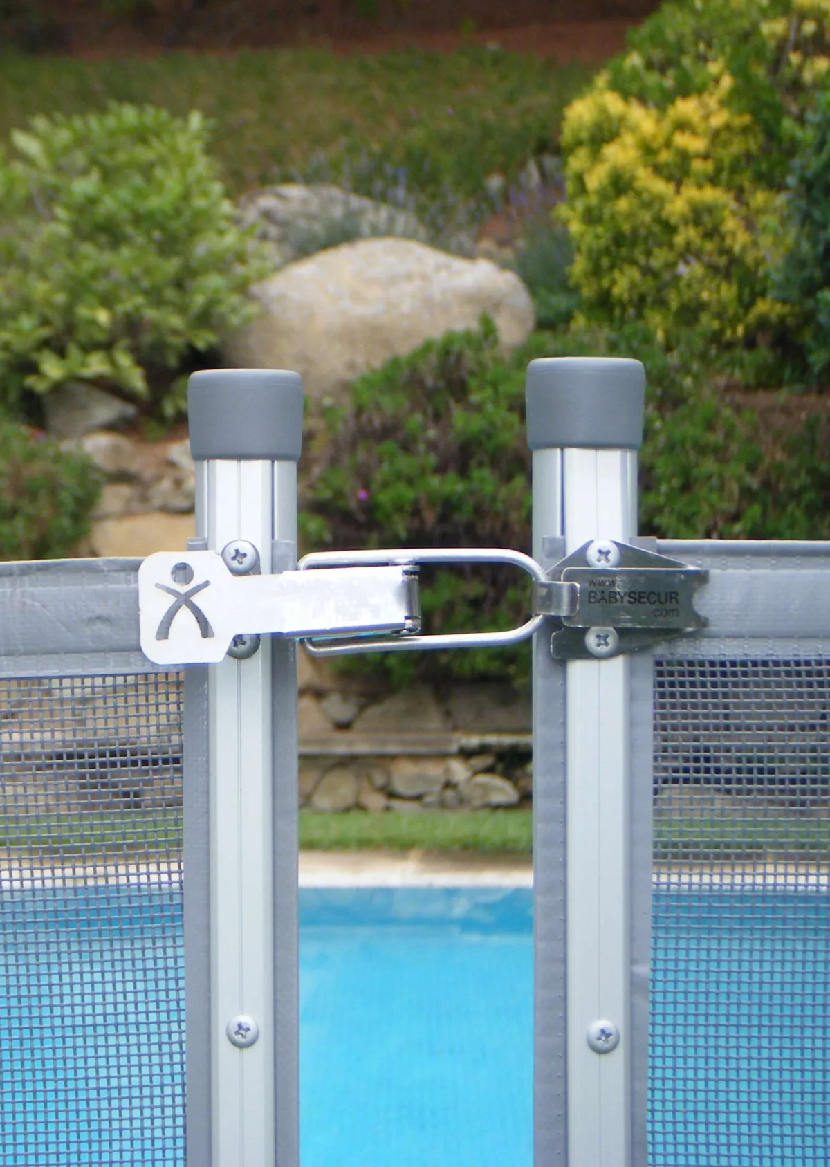 Sistema de cierre acero inoxidable en una valla Babysecur, diseñado para asegurar la protección infantil y evitar accesos no autorizados a la piscina.