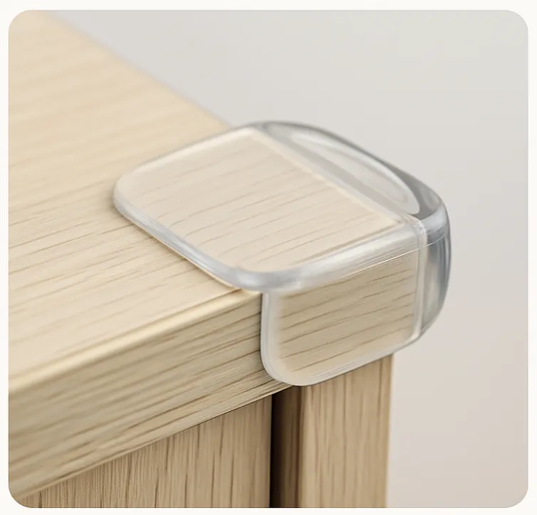 Protector de esquinas transparente colocado en una mesa de madera para evitar golpes en niños