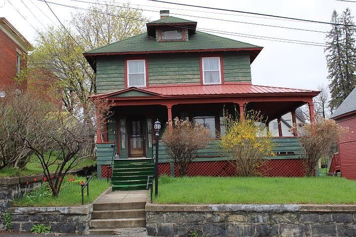 Multi-zone backyard deck with pergola on Madison Avenue Berlin