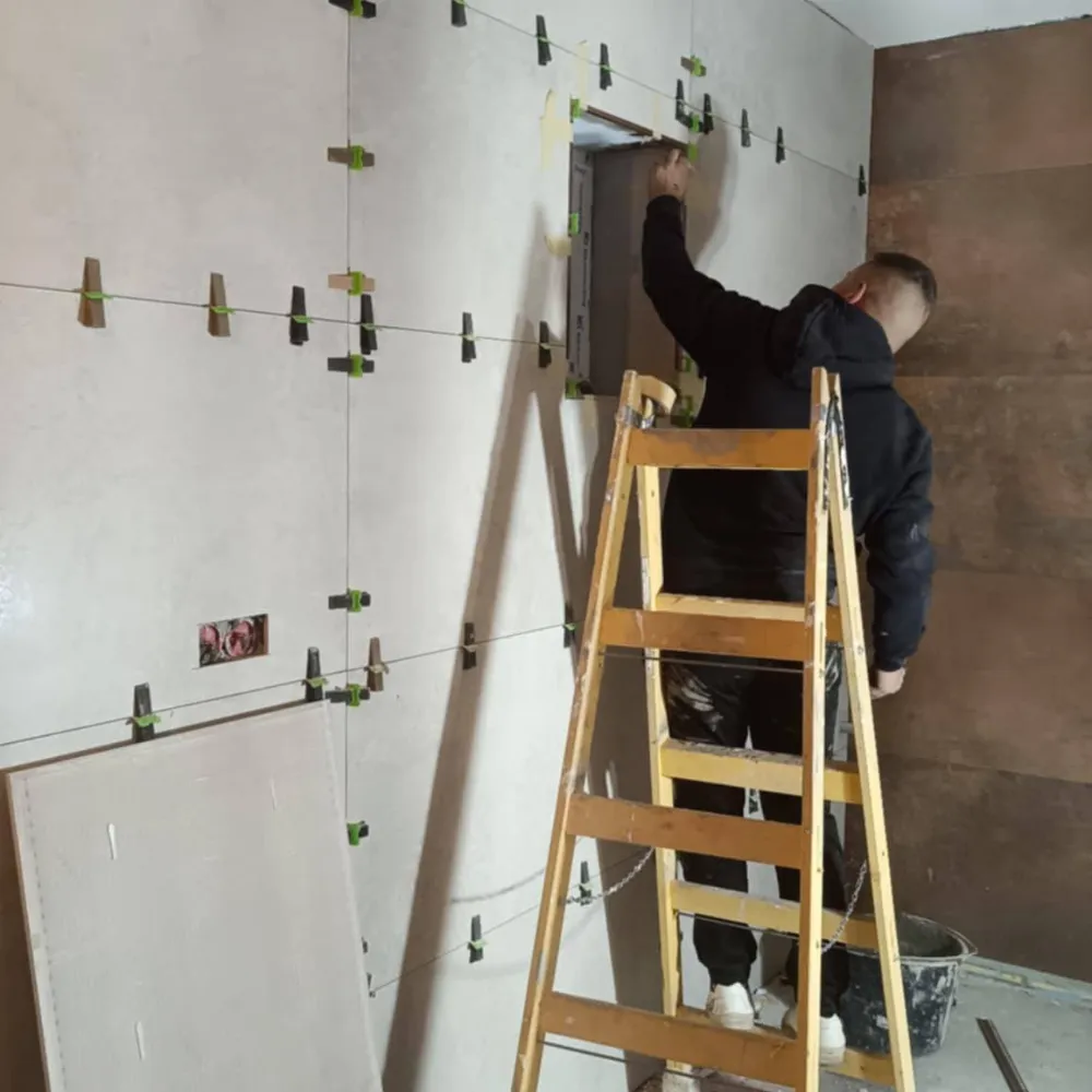 Modern felújított fürdőszoba új burkolattal és szaniterekkel