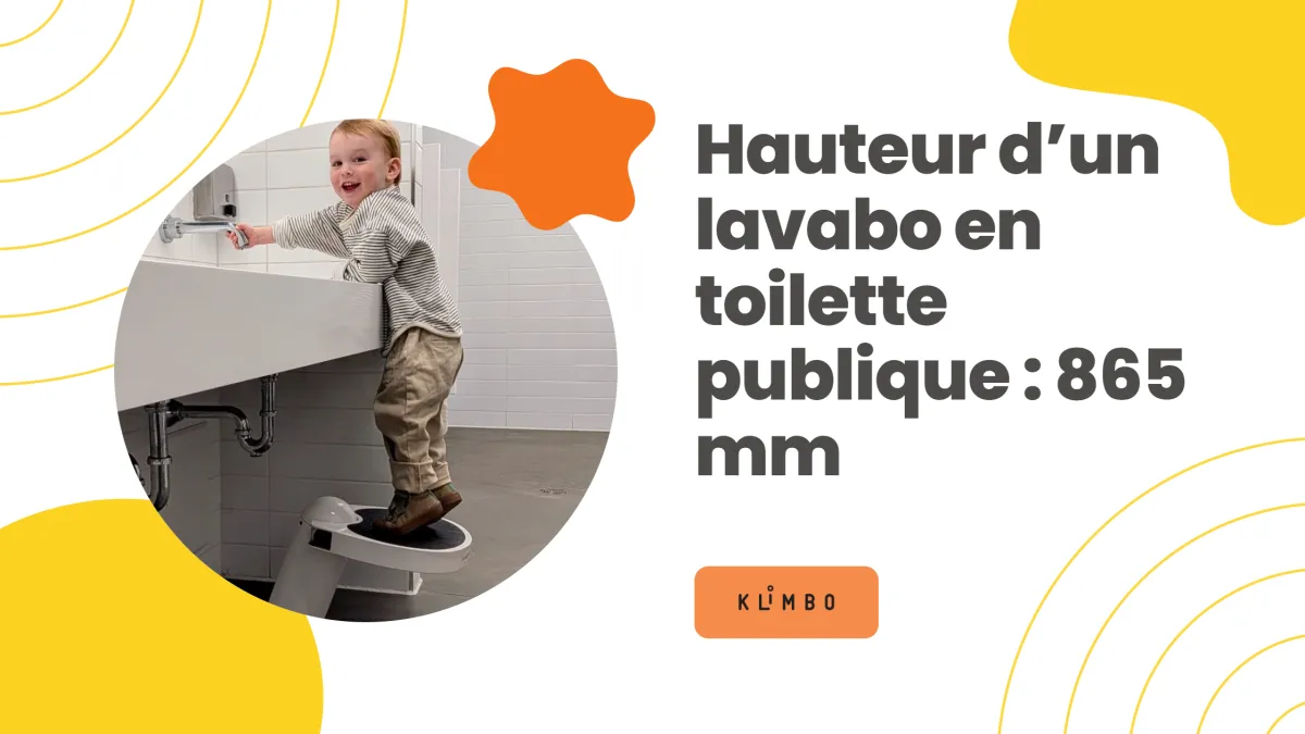 Enfant debout sur un marchepied rétractable Klimbo pour atteindre le lavabo d’une toilette publique