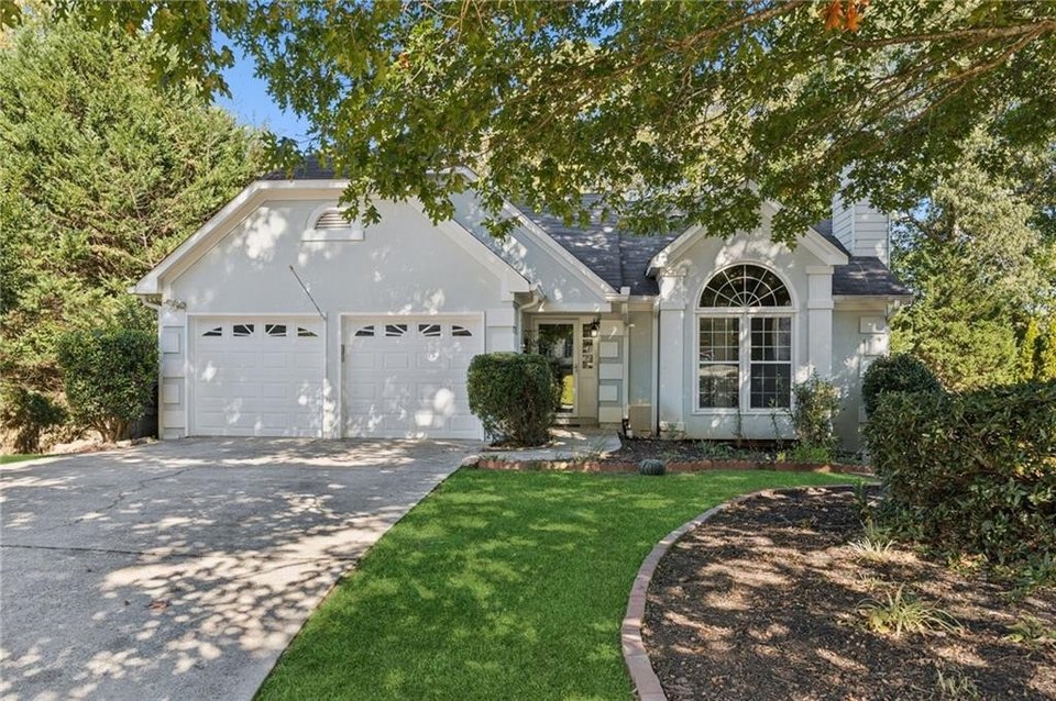 Suwanee Concrete levels Driveway.