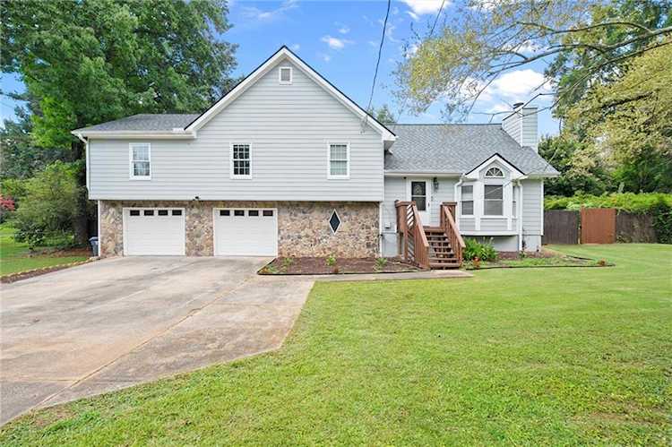 Suwanee Concrete levels Driveway.