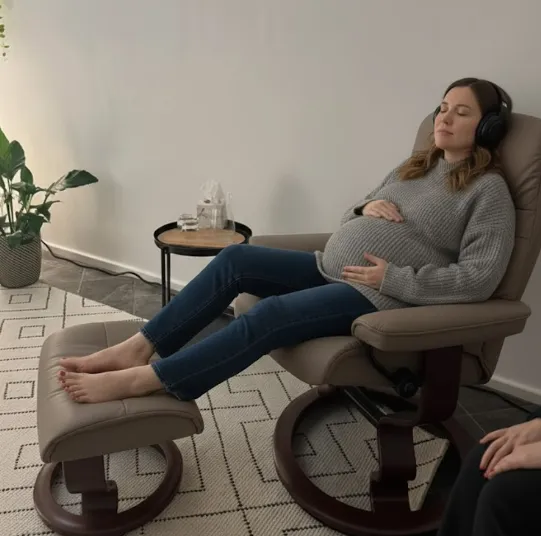 Pregnant lady listening to hypnobirthing audio
