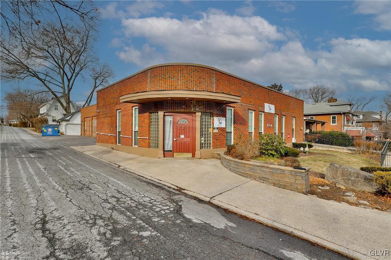Allentown Concrete builds and installs Driveway.