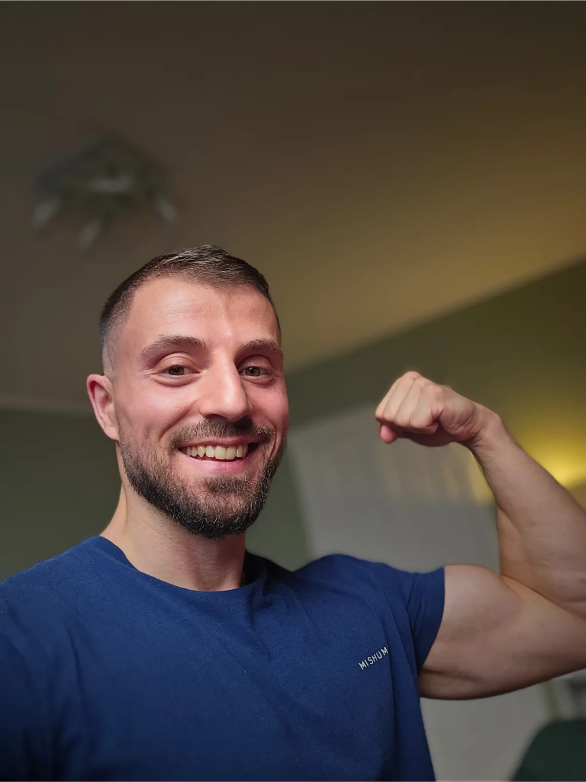 Coach TiiMaxx Bizep Pose