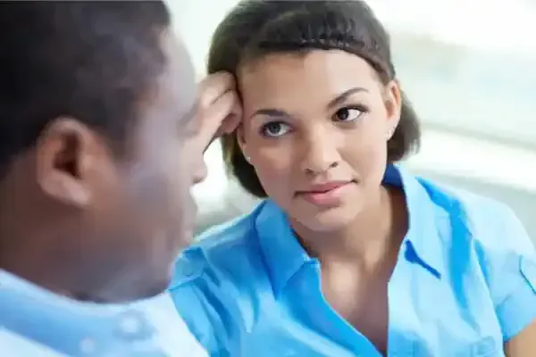 De vrouw die naar haar partner luisterd als hij zijn verhaal van het werk kwijt wil.