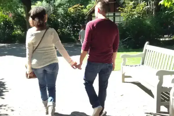 Partner van iemand met werkgerelateerde PTSS loopt hand in hand buiten