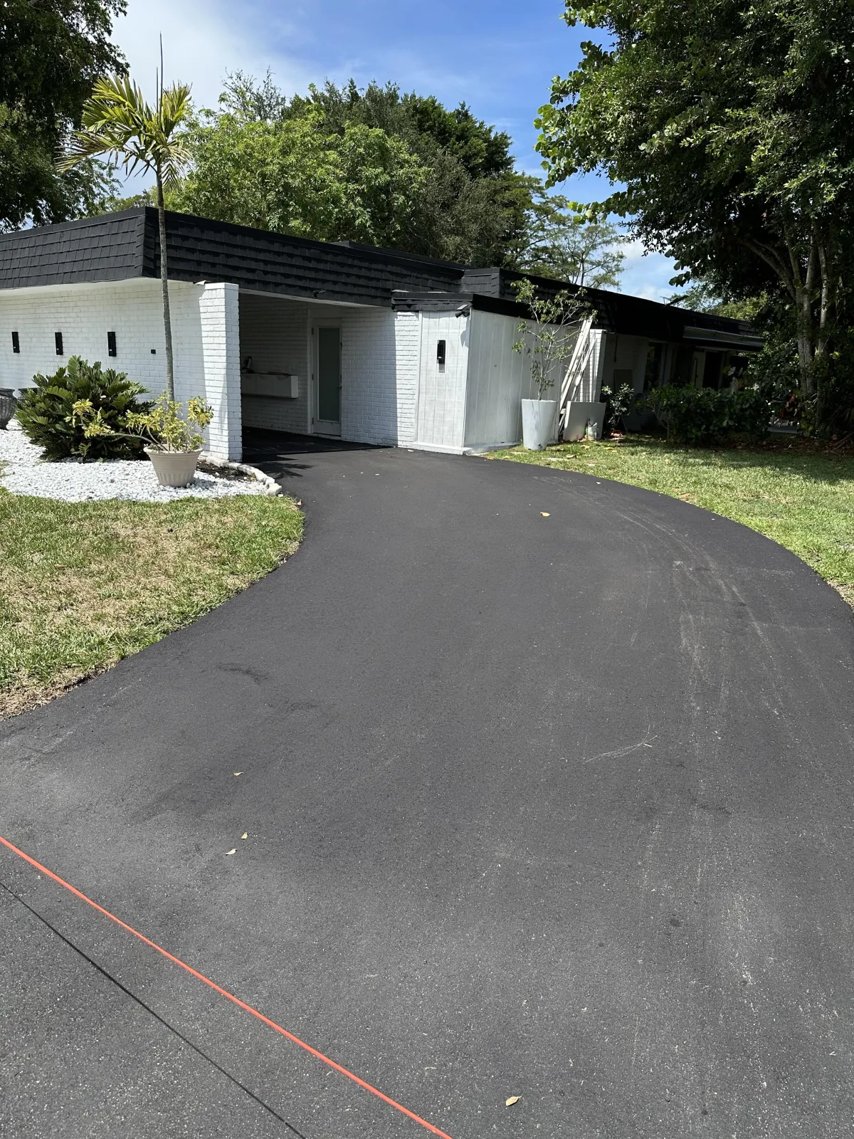 New driveway in Miami, paved with high-quality asphalt by expert asphalt paving contractors for a long-lasting, attractive finish.