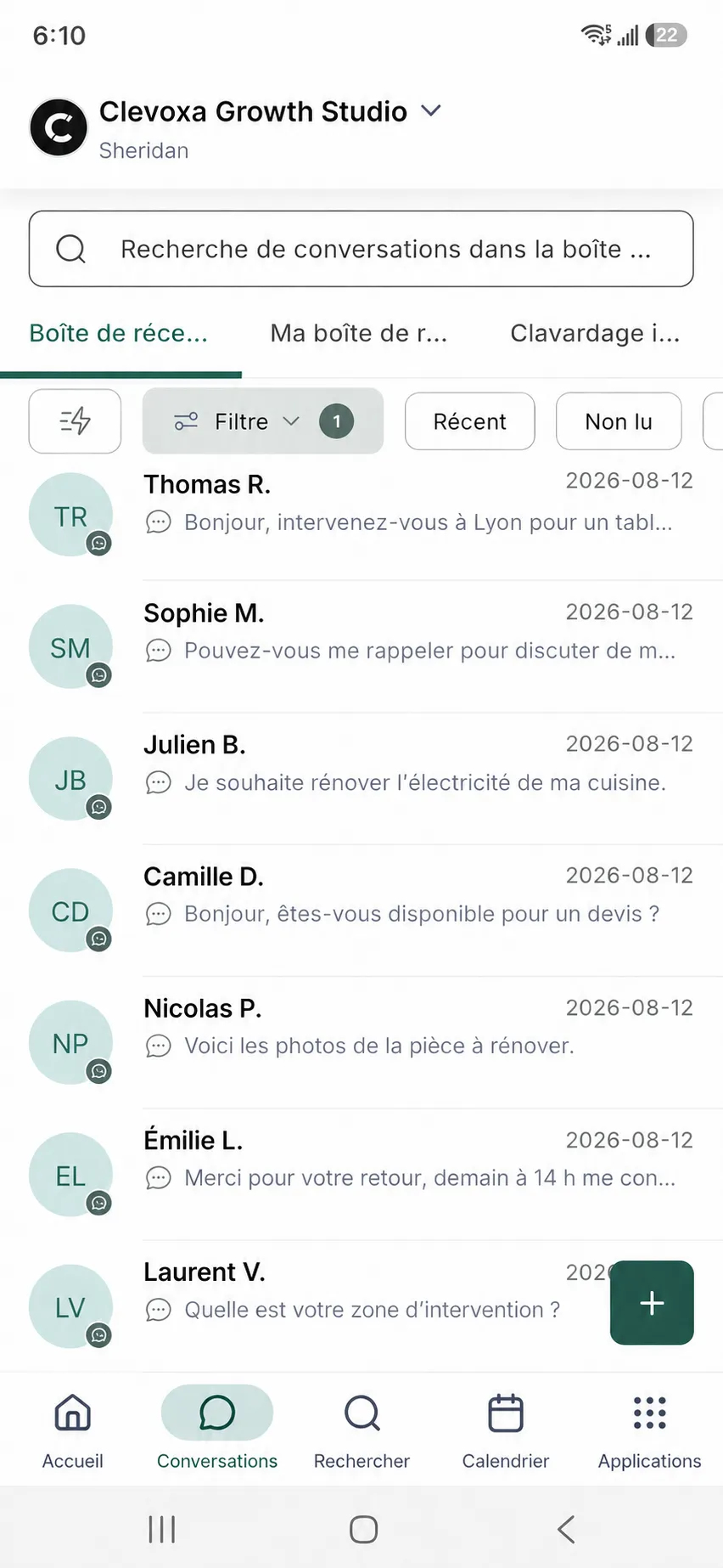 Illustration de l’application mobile — conversations fictives