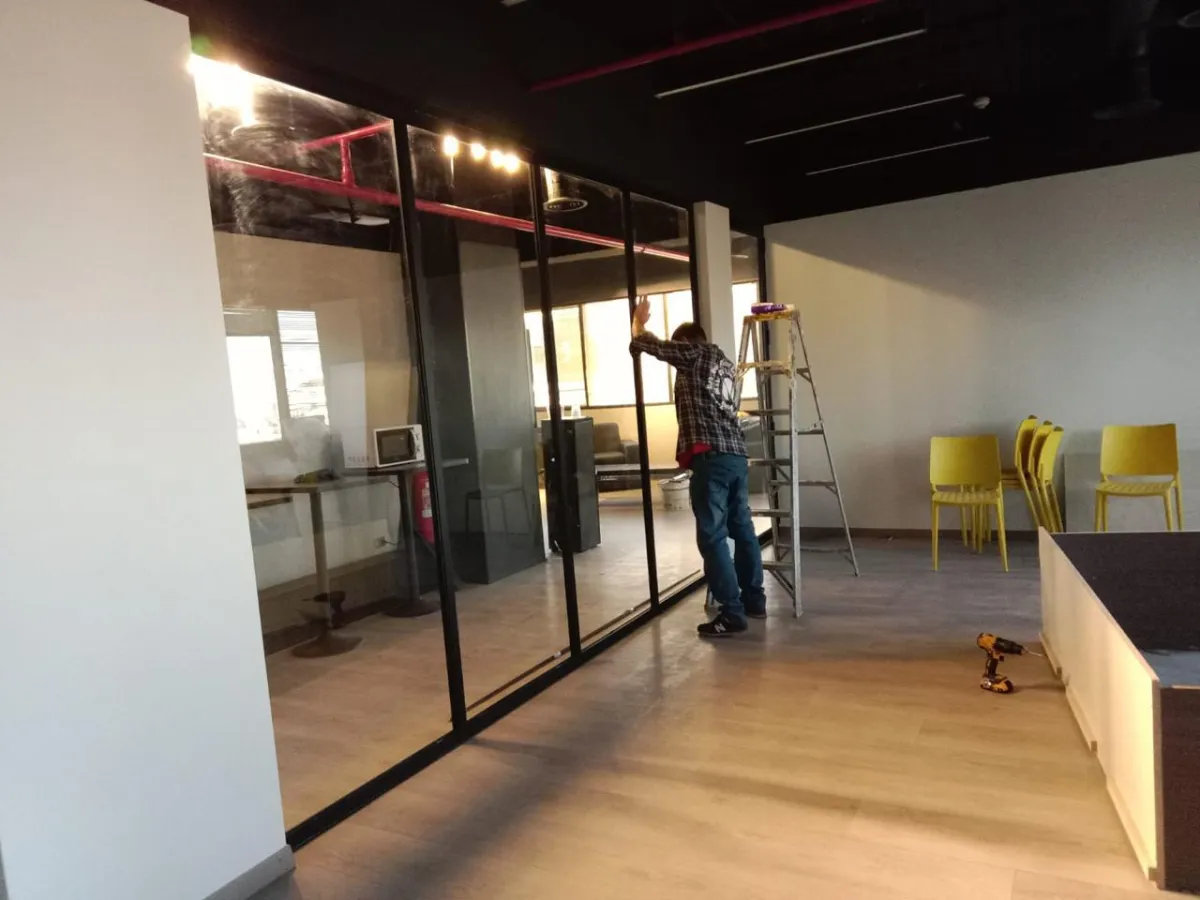 Instalación de tabiquería vidriada en una oficina