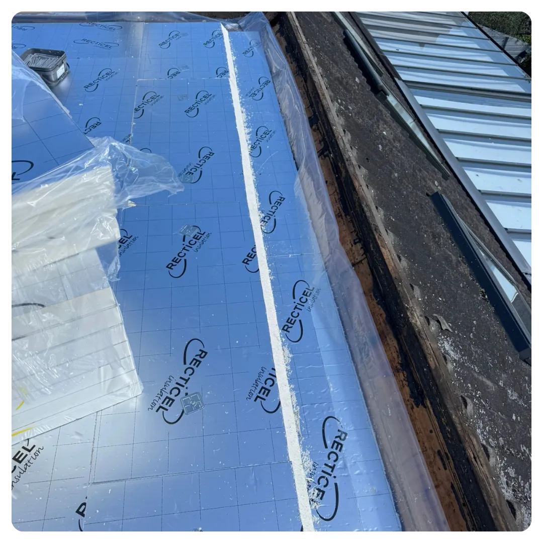 Reflecterende dakisolatie op een plat dak met blauwe lucht weerspiegeling
