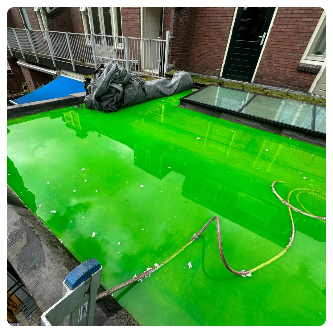 Groen gekleurd water gebruikt voor lekdetectie op een plat dak