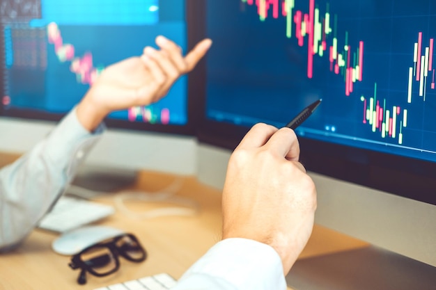 Understanding Options: A Complete Guide to Risks and Key Characteristics
