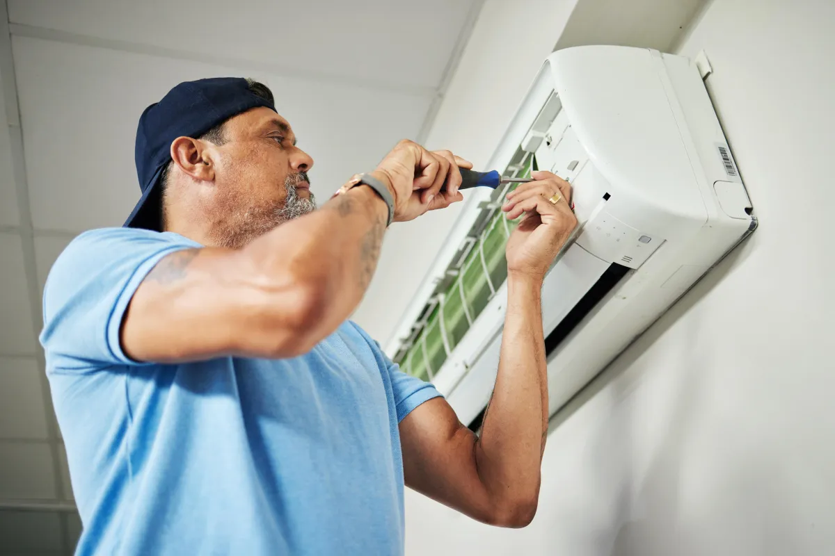 Expert repairing Air conditioning unit