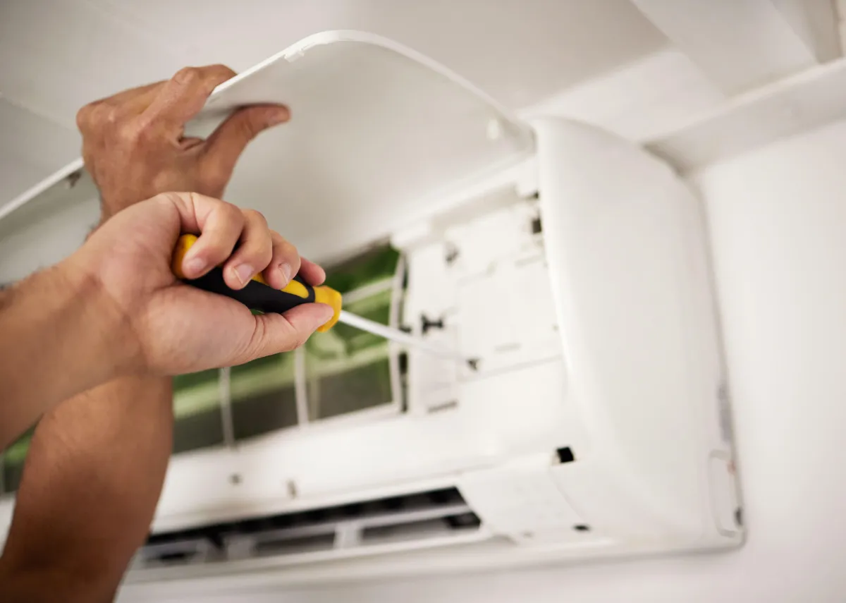 expert doing Air conditioning unit
