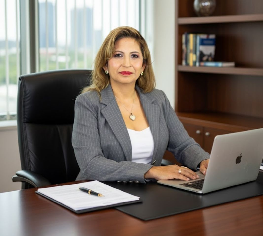 Contadora latina explicando impuestos de negocio a emprendedores en Chicago