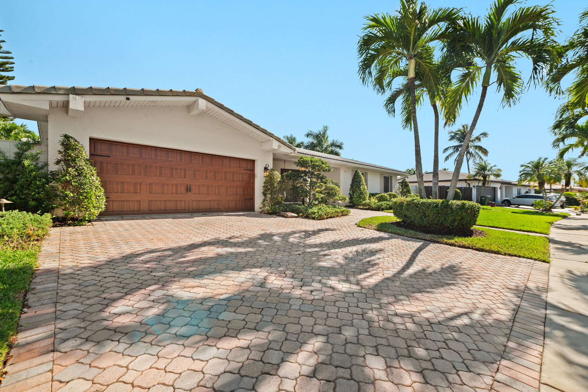 Front view of 4 bedroom home for rent in Waverly Hundred Davie FL