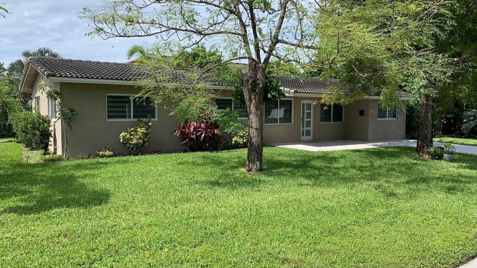 Front view of 4 bedroom home for rent in Waverly Hundred Davie FL