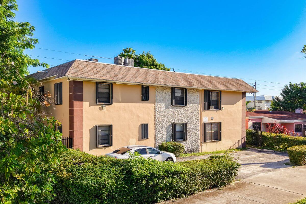 Front view of 4 bedroom home for rent in Waverly Hundred Davie FL