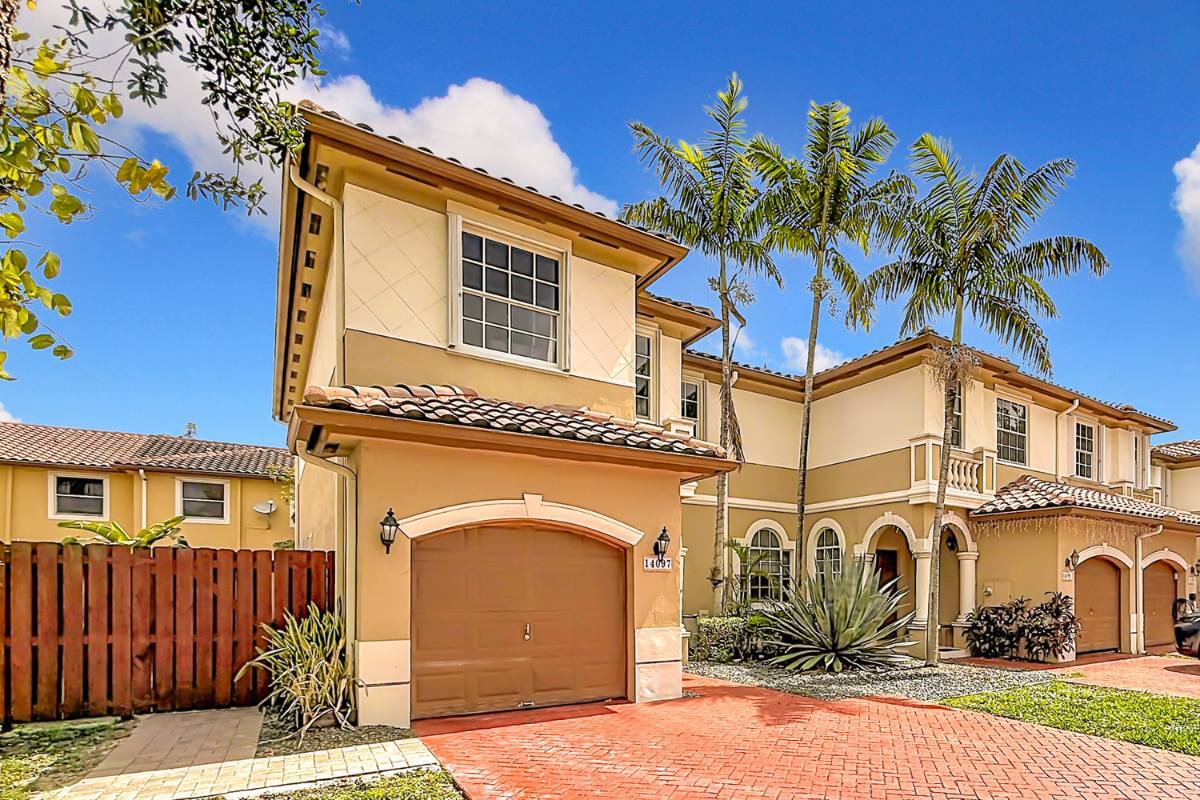 Front view of 5 bedroom home for rent in Miramar FL