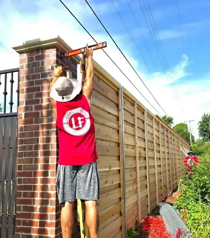 What to Look for in a Fence Contractor:Key Considerations for a Long-Lasting Fence