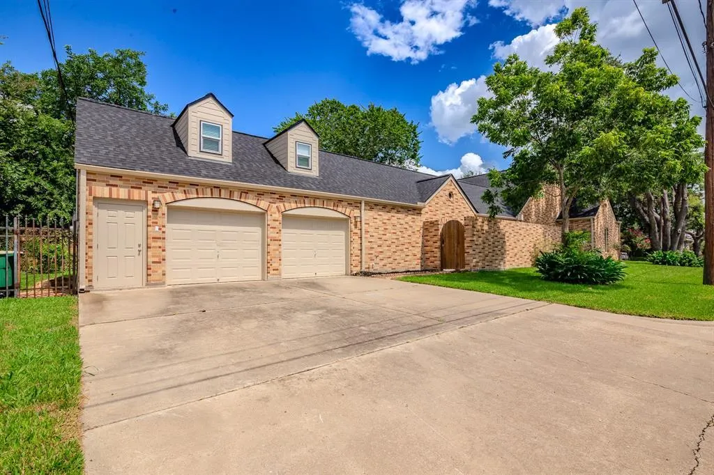 Victoria Concrete builds and installs driveway