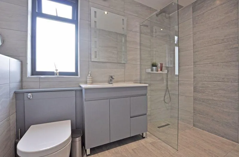 en-suite bathroom Newport