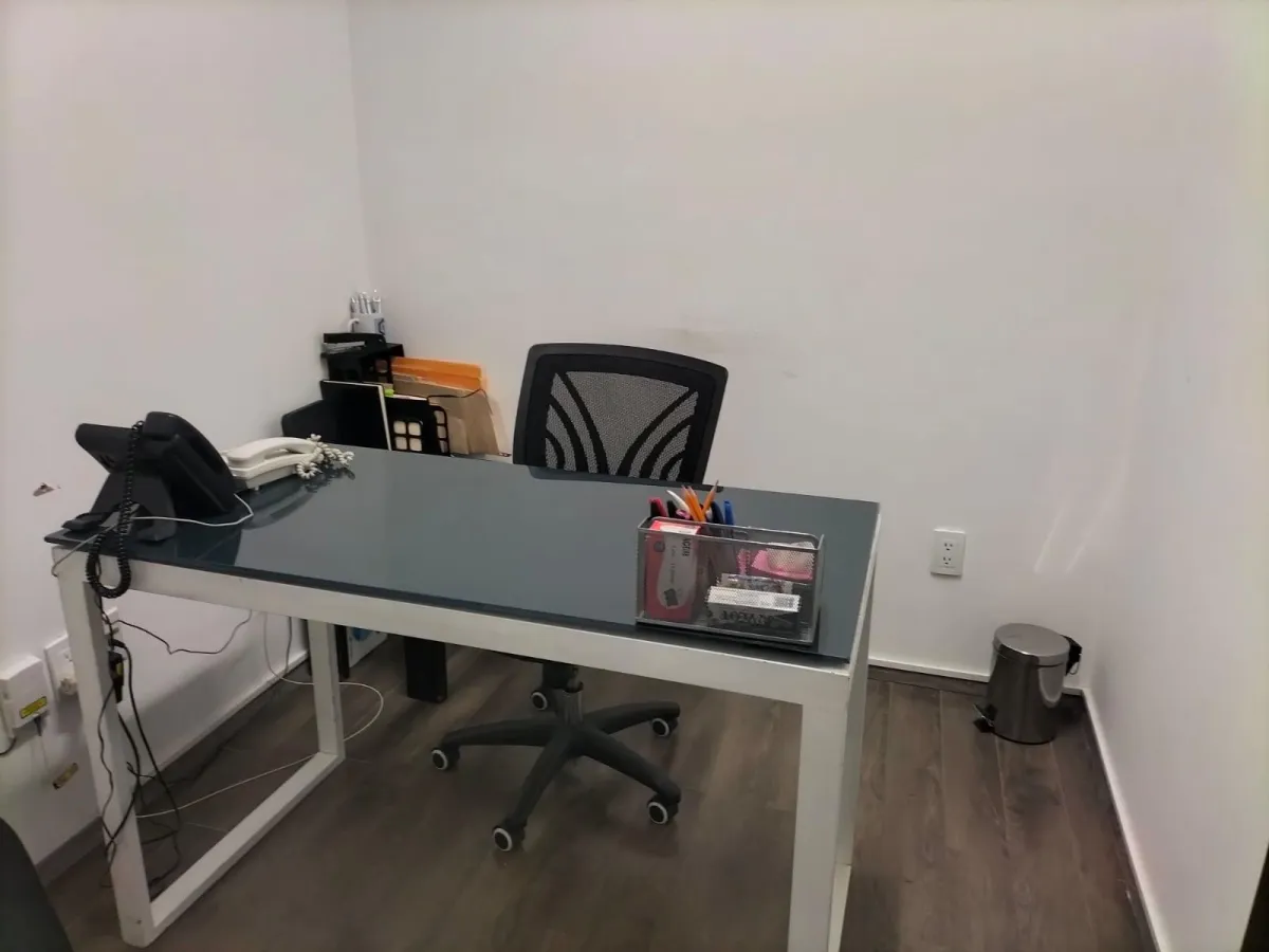 Interior luminoso de oficina moderna con área de reunión, representando los espacios de NovaOffice.