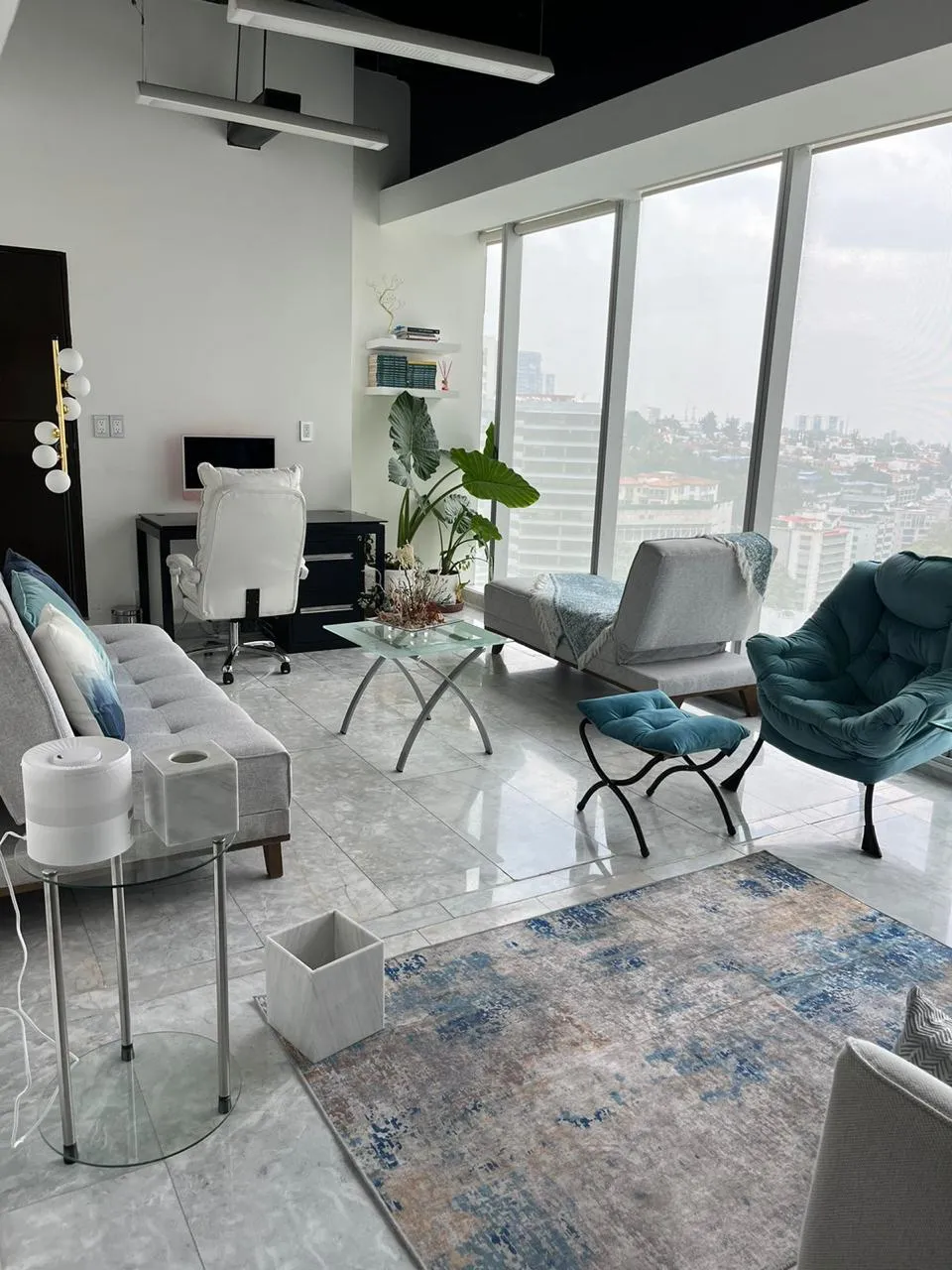 Interior luminoso de oficina moderna con área de reunión, representando los espacios de NovaOffice.